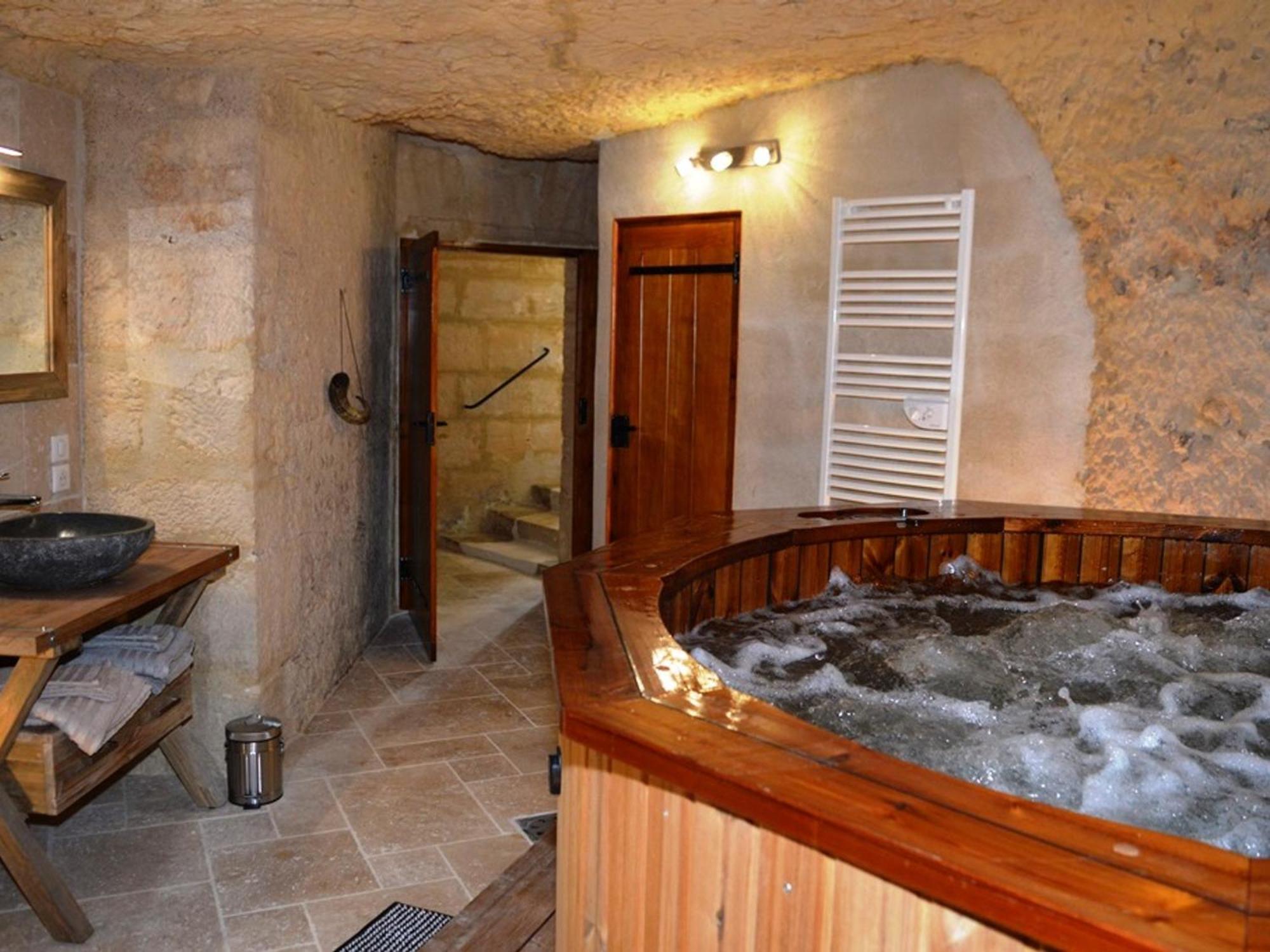Maison Troglodyte Elegante Avec Spa, Salle De Jeux Et Jardin Clos A Vouvray - Fr-1-381-87 Exterior foto
